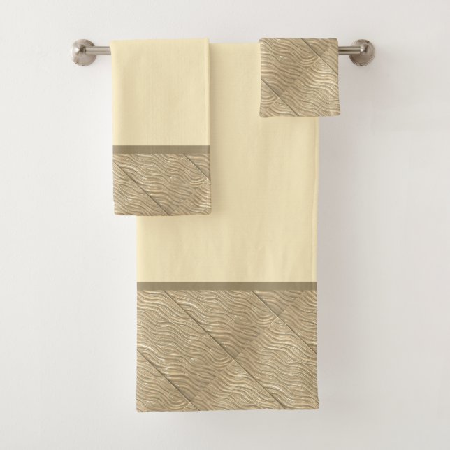 Serviette de bain avec garniture motif d'eau dorée (En situation)