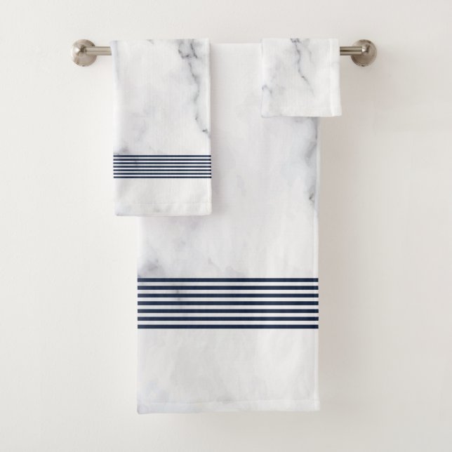 Serviette de bain blanche en faux marbre noir rayu (En situation)