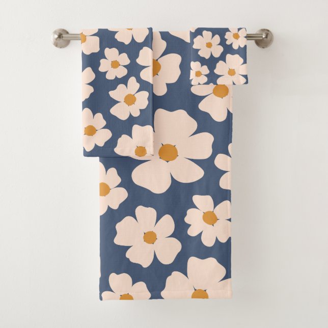Serviette de bain bleu marine et beige floral (En situation)