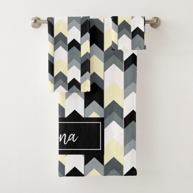Serviette de bain en chevron noir, gris, jaune (En situation)