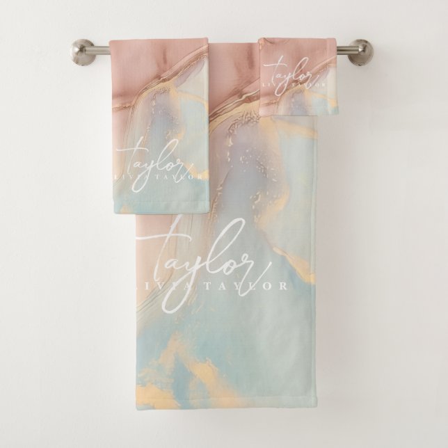 Serviette de bain en marbre doux et chic or (En situation)