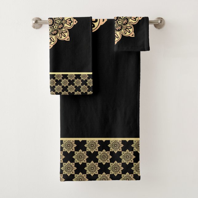 Serviette de bain Médaillons d'or sur noir (En situation)