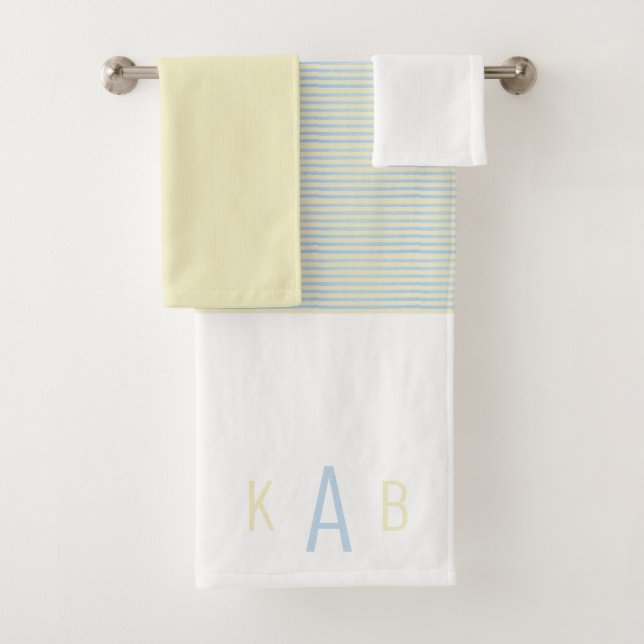 Serviette de bain personnalisée en bande jaune et  (En situation)