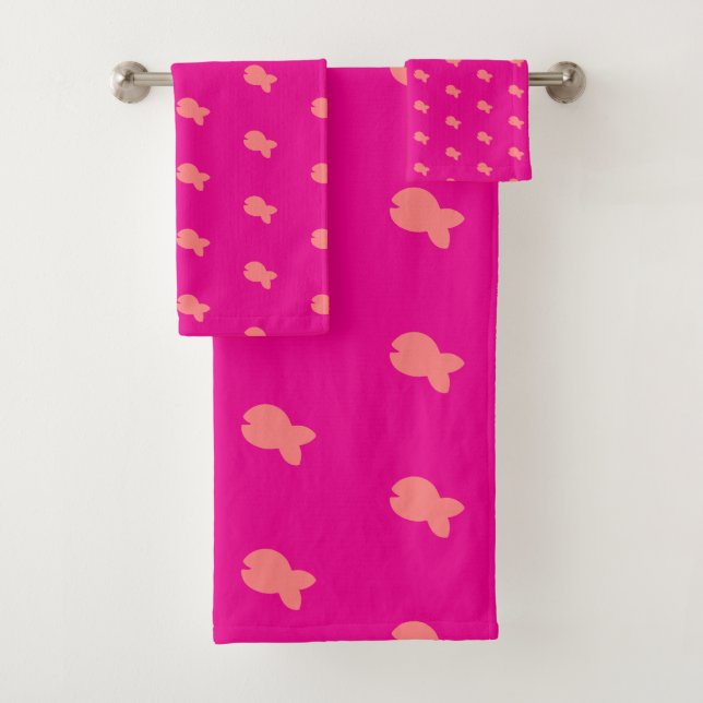 Serviette de bain rose vif pour bébé avec motif de (En situation)