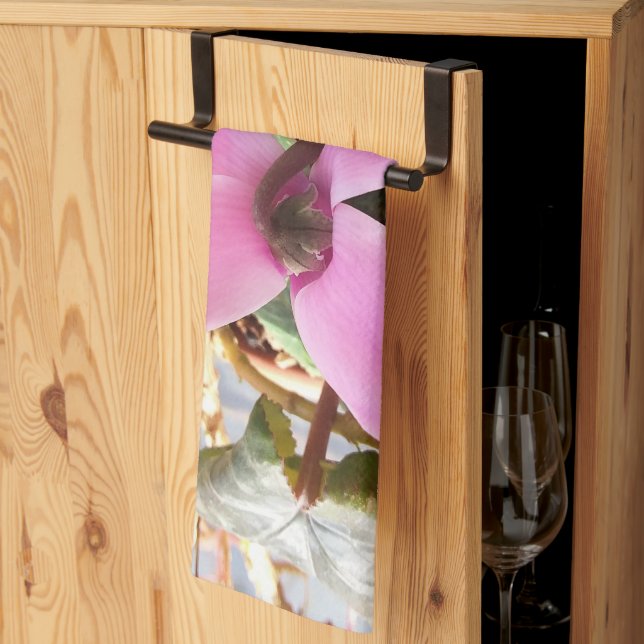 Serviette de cuisine avec fleur réelle. (Pliage en tiers)