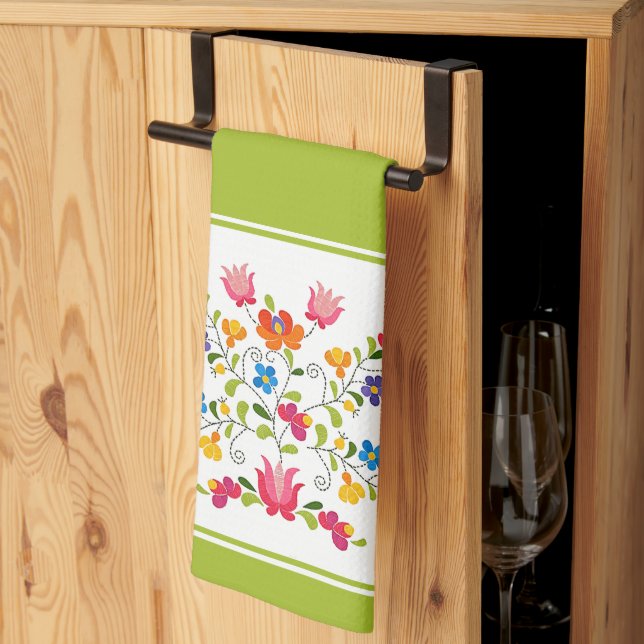 Serviette de cuisine en broderie florale (Pliage en tiers)