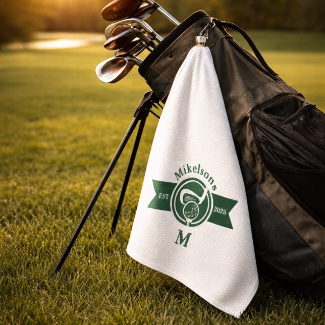 Serviette De Golf Blason de monogramme de golf vert classique person (Créateur téléchargé)