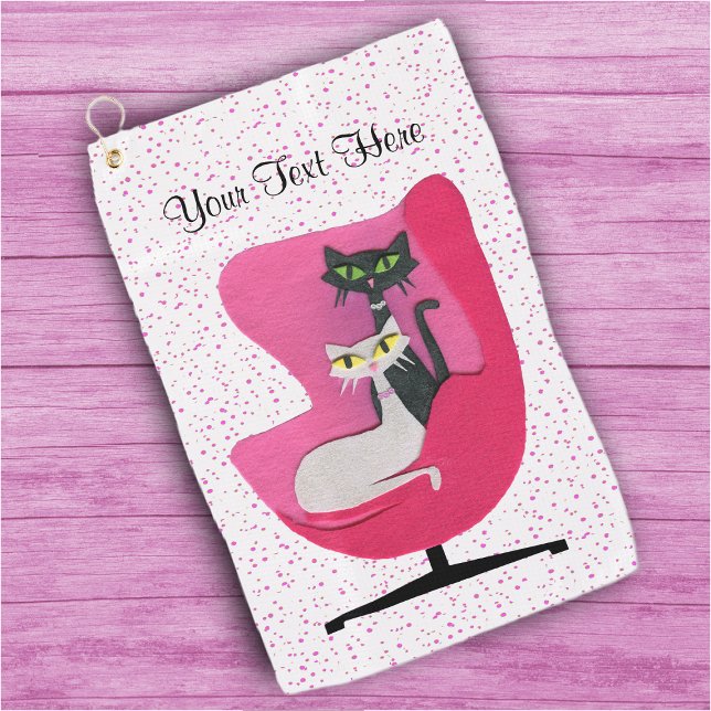 Serviette De Golf Chats atomiques noirs blancs assis dans une chaise (Black White pretty cats in pink mid century chair on white with pink dots golf towel.)