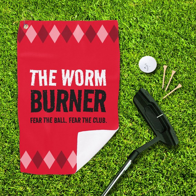 Serviette De Golf Funny Jacquard Rouge Le Brûleur de ver ... (The Wormer Burner red argyle golf towel with putter, ball, and 3 tees on golf green)