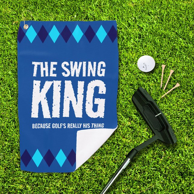 Serviette De Golf Jacquard Bleu Le Roi Swing (The Swing King golf towel with three tees, a golf ball, and putter on the golf green.)