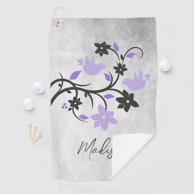 Serviette de golf personnalisée de Lovebirds viole (En situation)