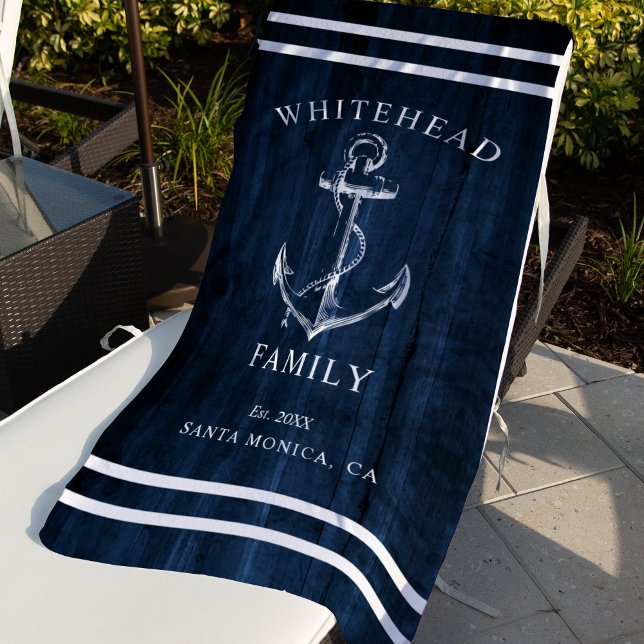 Serviette De Plage Ancre de famille personnalisée en bois bleu marine (Nautical anchor custom family vacation towel. Personalize each towel with your details.)