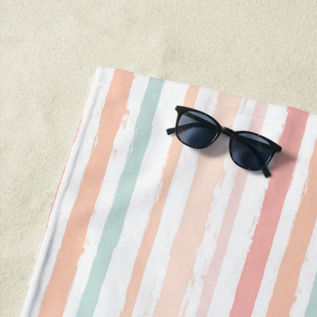 Serviette De Plage Aquarelle Pastel Rose Peach Stripes Monogramme (En situation)