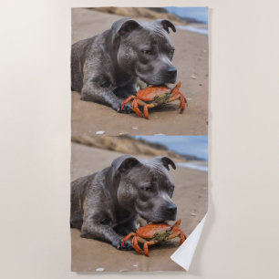 Serviette De Plage "Beachside Pals : A Staffy and its Crab Companion"