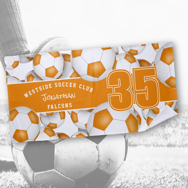 Serviette De Plage Beaucoup de balles de football orange blanc d'équi (Créateur téléchargé)