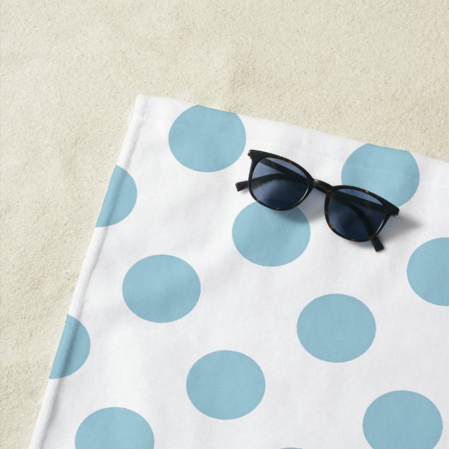 Serviette De Plage Bleu clair Large Pois sur blanc (En situation)