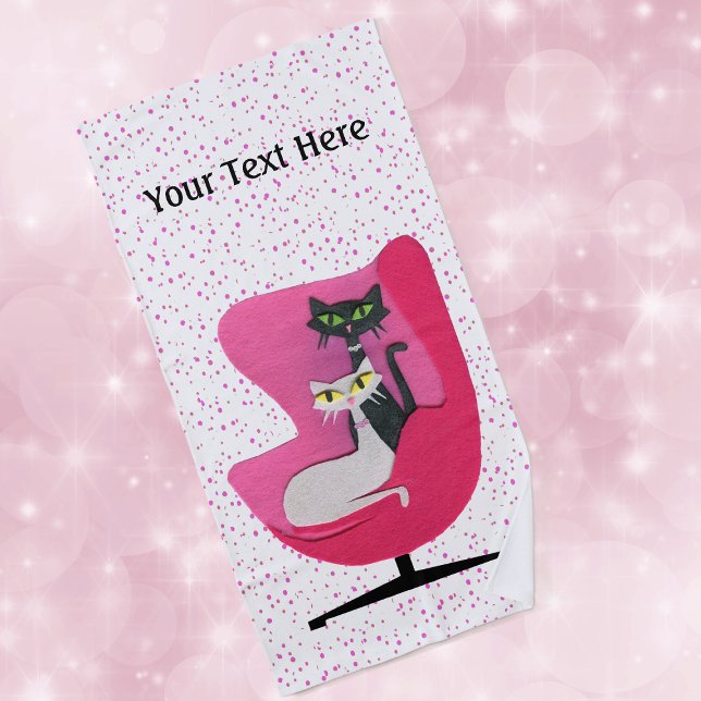 Serviette De Plage Chats blancs noirs fantaisie en chaise du milieu d (Two atomic cats sitting in pink chair on white beach towel with pink polka dots.)