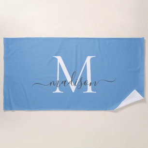 Serviette De Plage Chic Dusty Bleu Monogramme Élégant Gris Script