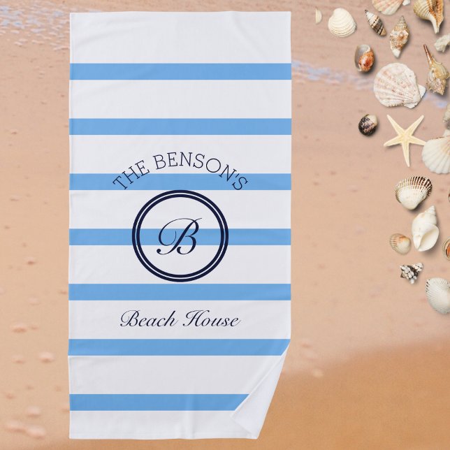 Serviette De Plage Chic Monogram Light Blue Stripes Nom de famille (Créateur téléchargé)