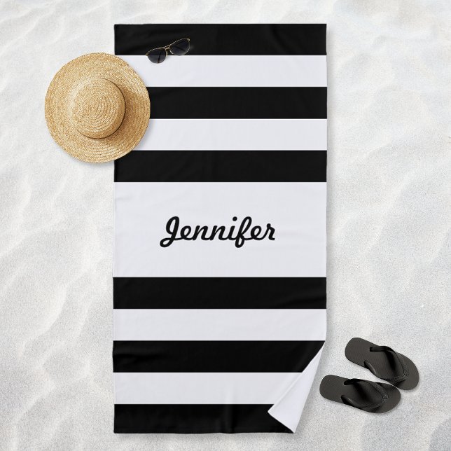 Serviette De Plage Chic noir et blanc rayures personnalisées (Chic Black and White Stripes Personalized Beach Towel)