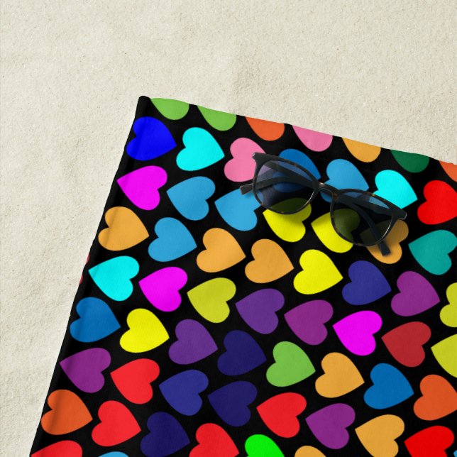 SERVIETTE DE PLAGE COEURS D'ARC-EN-CIEL (En situation)
