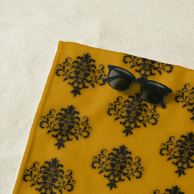 Serviette De Plage Damas noir sur motif jaune moutarde (En situation)