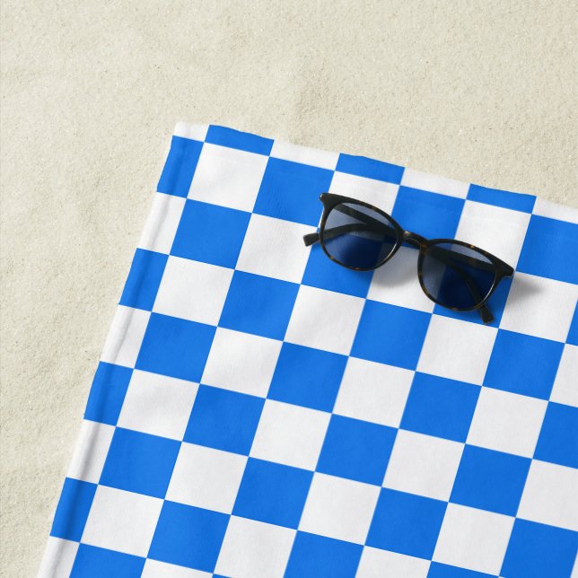 Serviette De Plage Damier Bleu Clair et Blanc (En situation)