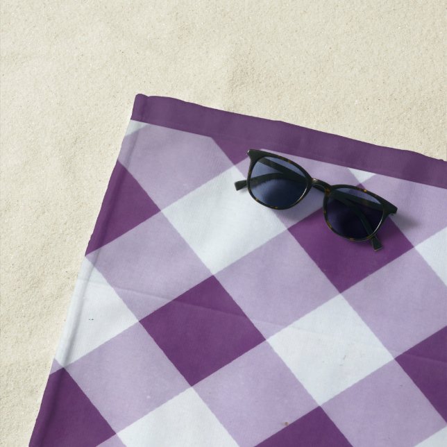 Serviette De Plage Dernier motif élégant blanc et violet À damiers (En situation)