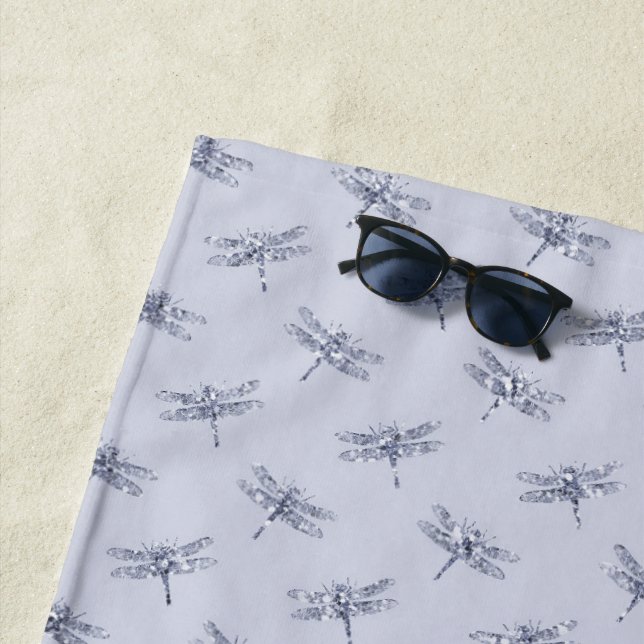 Serviette De Plage Dragonflies de Parties scintillant de lavande viol (En situation)