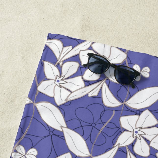 Serviette De Plage Fleurs blanches sur la lavande de Periwinkle (En situation)