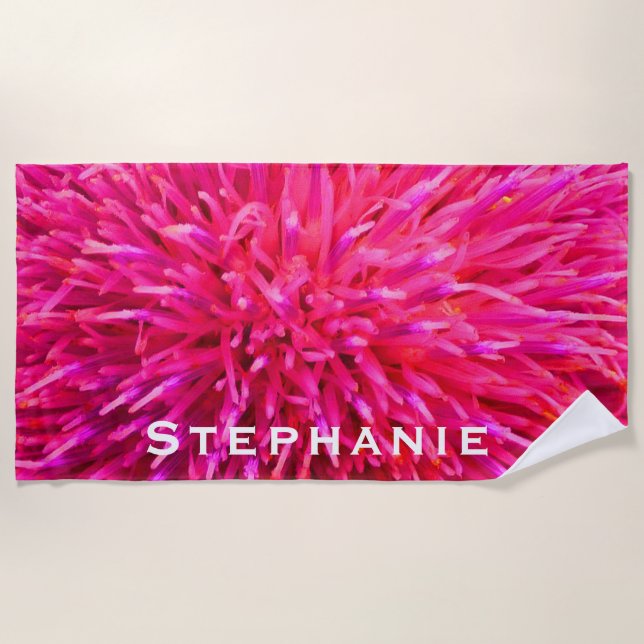 Serviette De Plage Floral Abstrait rose chaud avec nom blanc (Devant)