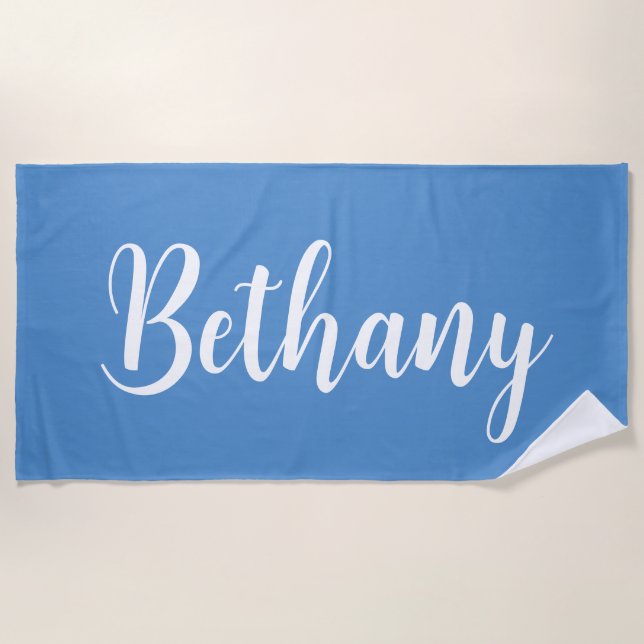 Serviette De Plage Grand nom en blanc sur bleu doux (Devant)