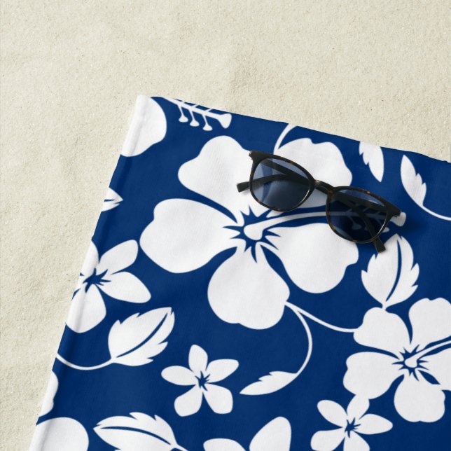 SERVIETTE DE PLAGE HAWAIIAN HULA (HIBISCUS) NAVY (En situation)