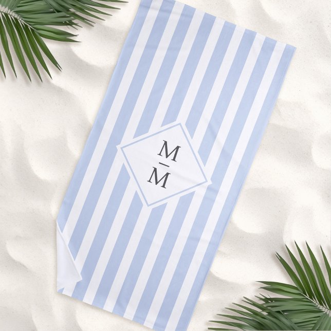 Serviette De Plage Initiales monogrammes bleu clair pâle rayures blan (Monogram initials dusty light blue white stripes beach towel)