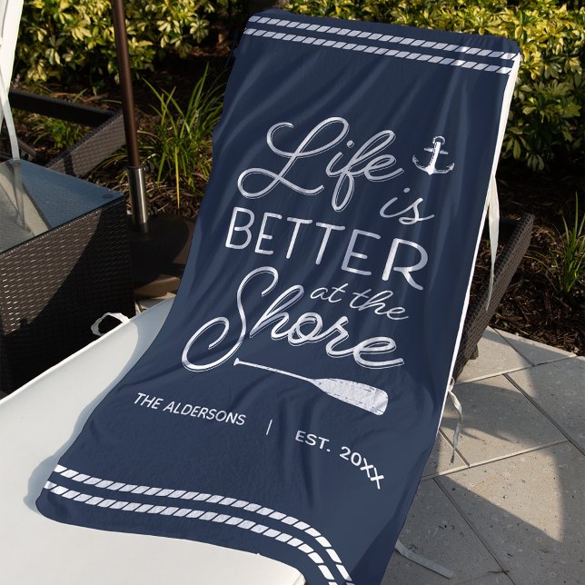 Serviette De Plage La Vie Personnalisée Est Meilleure Sur La Côte (Créateur téléchargé)