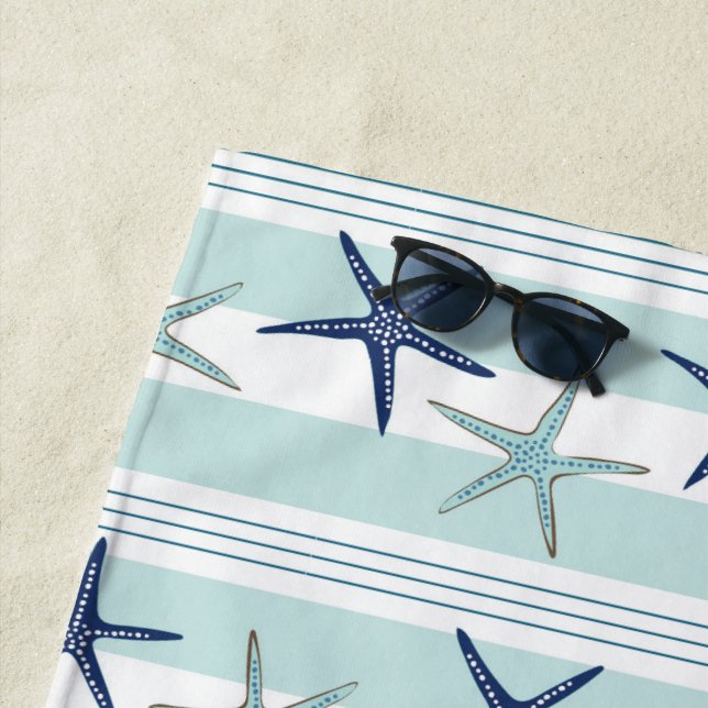 Serviette De Plage Marine Blue Turquoise Star Poisson rayé Monogramme (En situation)