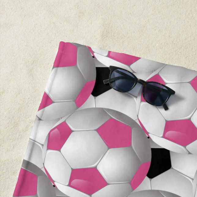 Serviette De Plage Motif de balle de soccer rose Monogram (En situation)