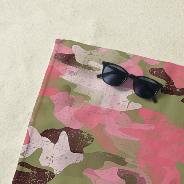 Serviette De Plage Motif de Camouflage militaire vert rose amusant (En situation)