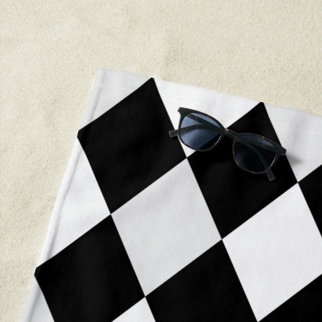 Serviette De Plage Motif diamant arlequin noir et blanc (En situation)