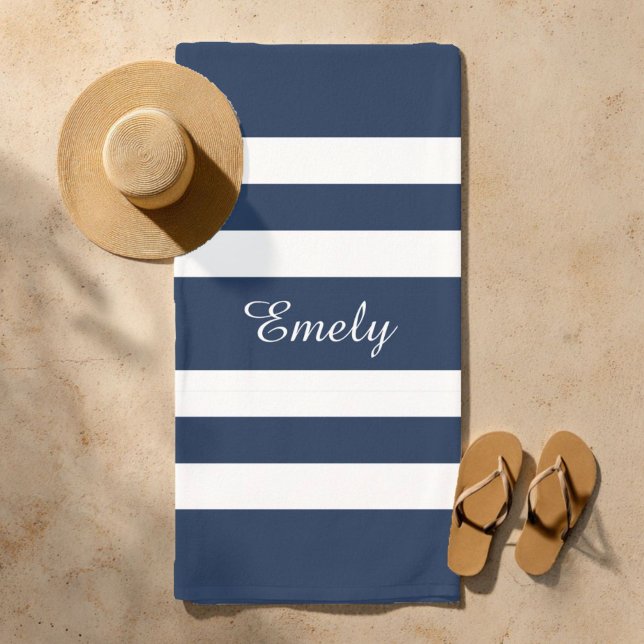 Serviette De Plage Motif élégant moderne bleu et blanc avec nom (Modern Elegant Blue And White Stripes Pattern Name Beach Towel)