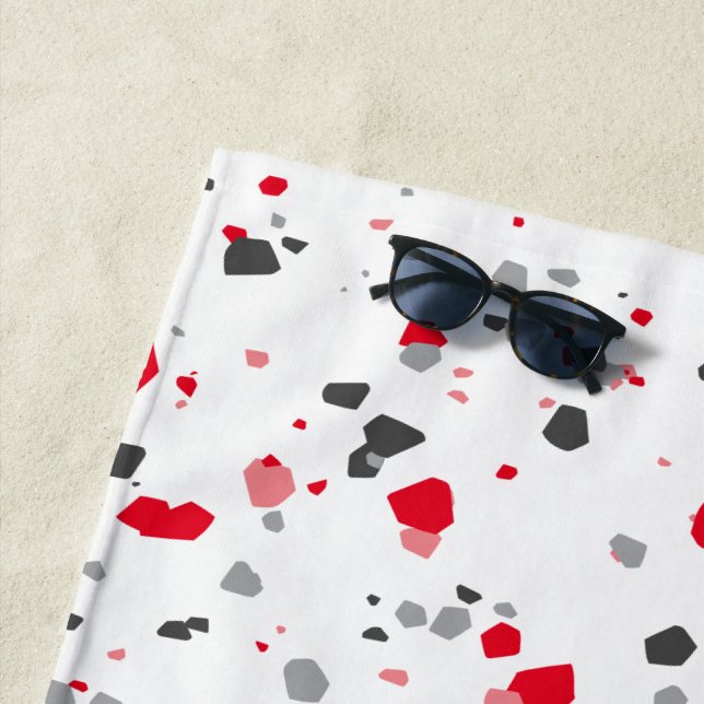 Serviette De Plage Motif géométrique gris rouge Terrazzo (En situation)