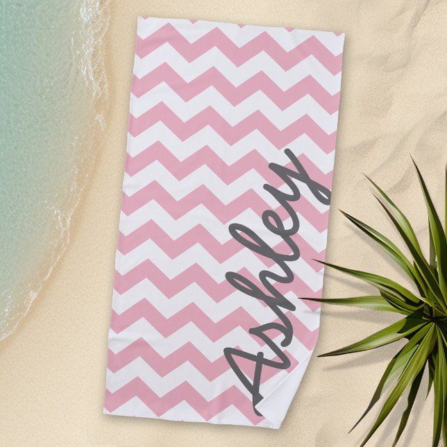 Serviette De Plage Motif tendance Chevron avec nom - rose pastel (Personalized Beach Towel)