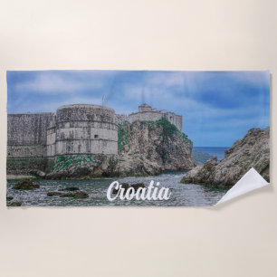 Serviette De Plage Murs de forteresse, côte rocheuse et mer en Croati