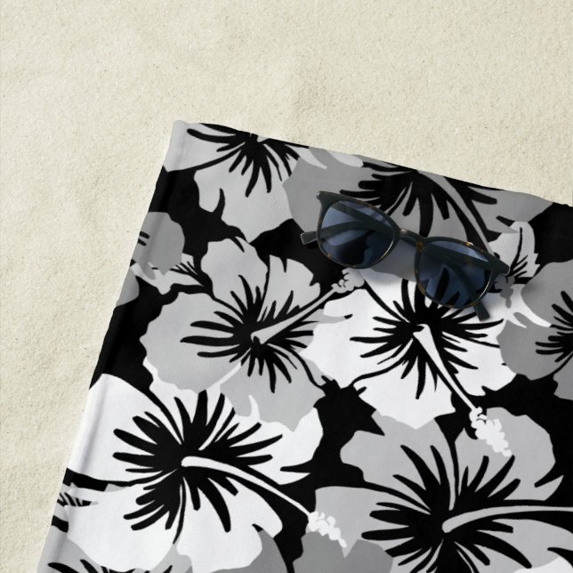 Serviette De Plage Noir floral hawaïen de ketmie épique Aloha - (En situation)