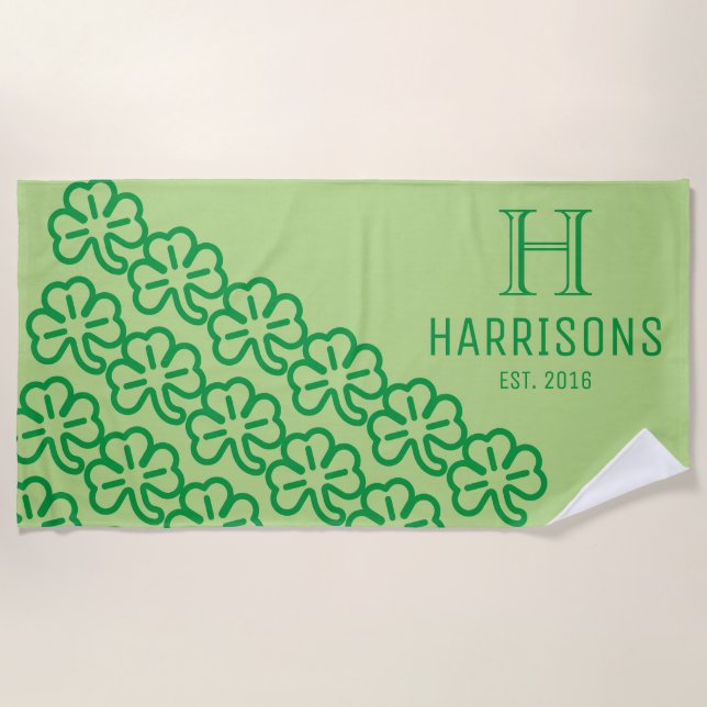 Serviette De Plage Nom de famille personnalisé par shamrock irlandais (Devant)