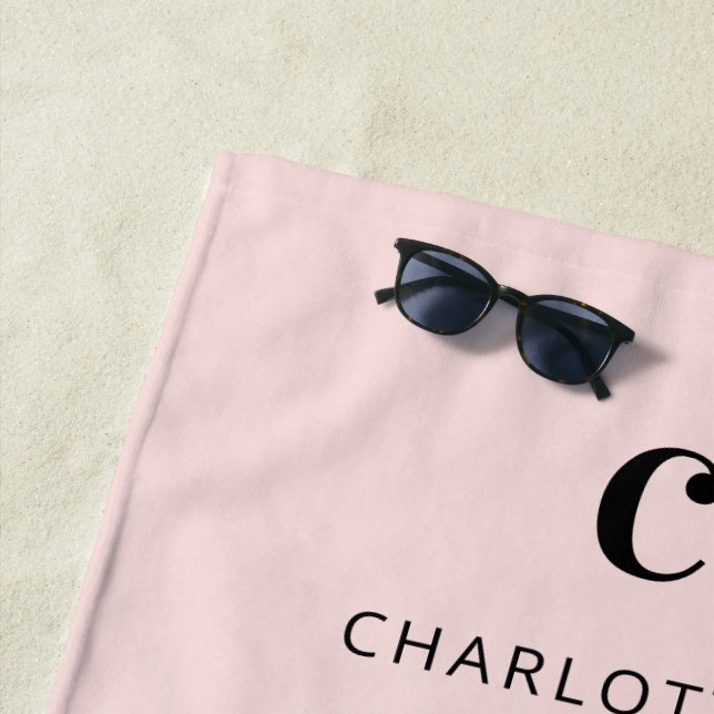Serviette De Plage Nom rose pâle initiales monogramme (En situation)