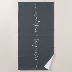 Serviette De Plage Noms Chic De Monogrammes Nouveaux Mariés Hors Noir