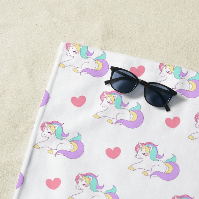 Serviette De Plage Pastel Rainbow Unicorns and Hearts Motif (En situation)
