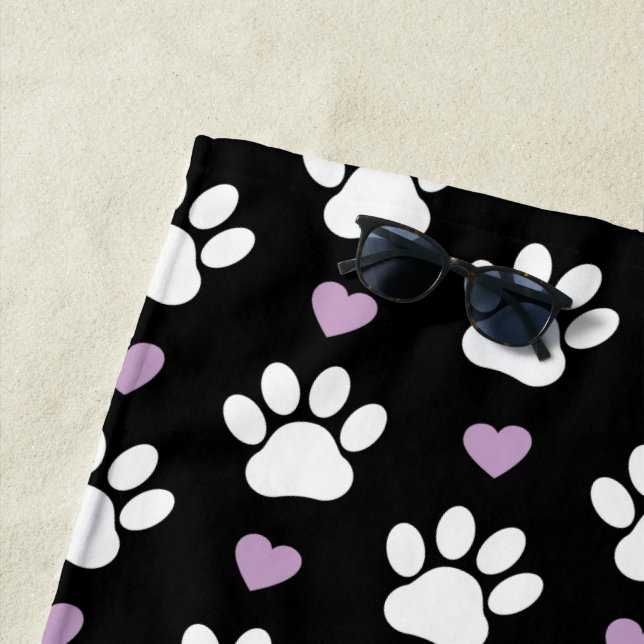 Serviette De Plage Paw Motif, Chien Paws, White Paws, Lilac Hearts (En situation)
