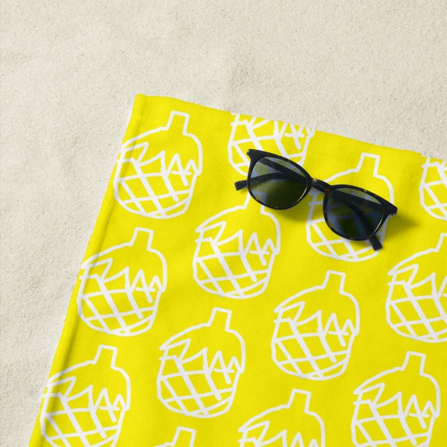Serviette De Plage Plage d'ananas jaune funky (En situation)